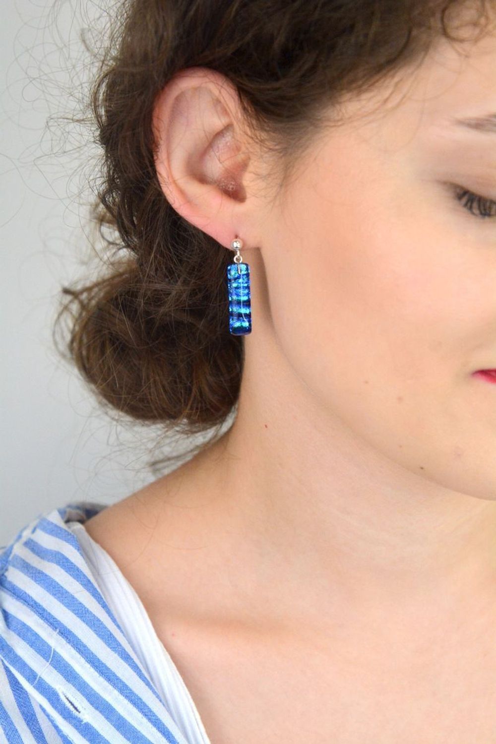 Kolczyki damskie Murano 56-KOL – srebro próby 925 i szkło Murano w granatowym kolorze. Długość 3,0 cm, szerokość 7 mm, waga 5,00 g. Unikalny styl, klasyczne zapięcie na sztyft.1.jpg